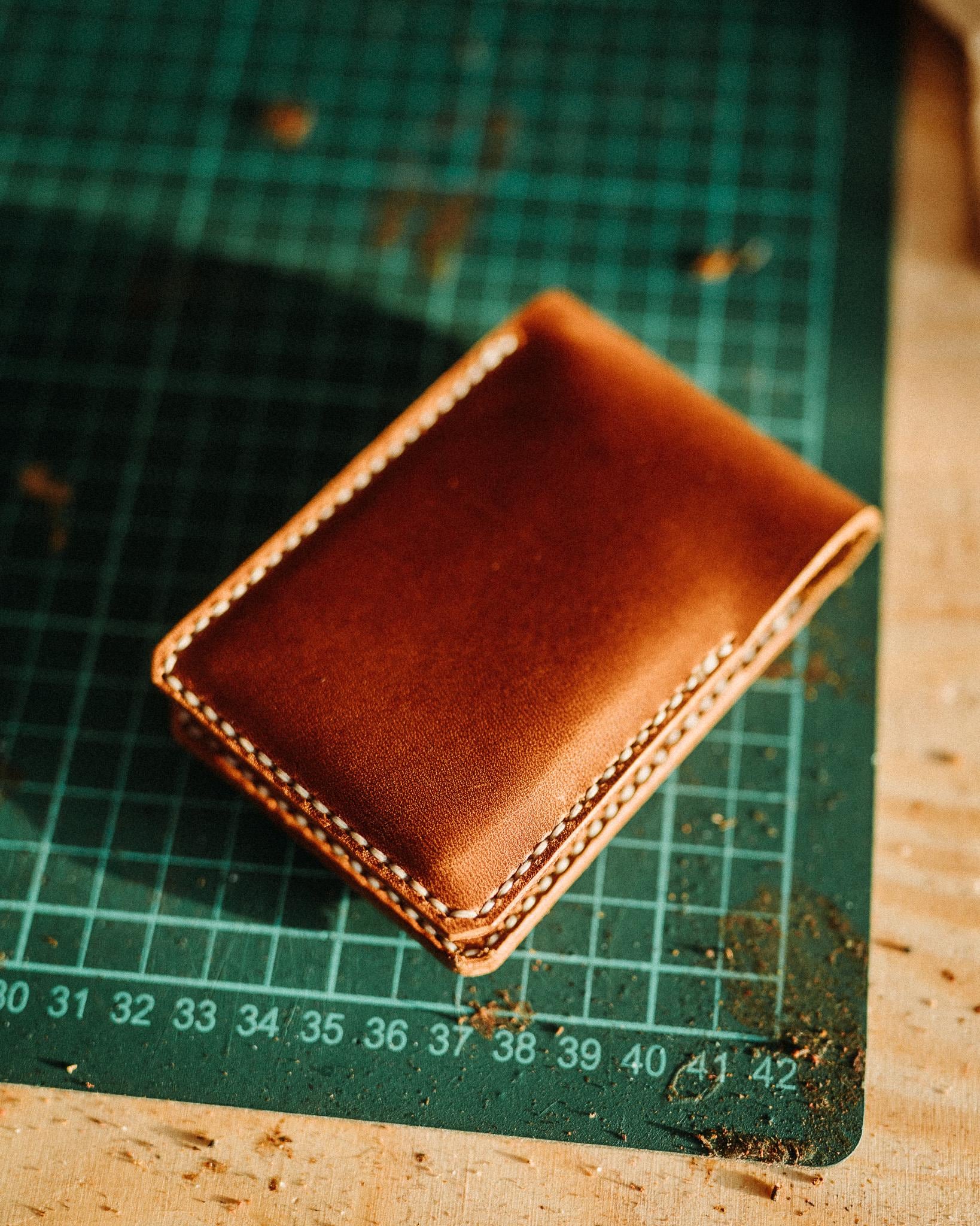 Minimalist Bifold Wallet – Slim Everyday Card & Cash Wallet